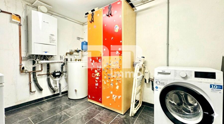 Vollständig kernsaniertes / neu erstelltes EFH in zentraler Lage mit 2 Garagen - EG HWR